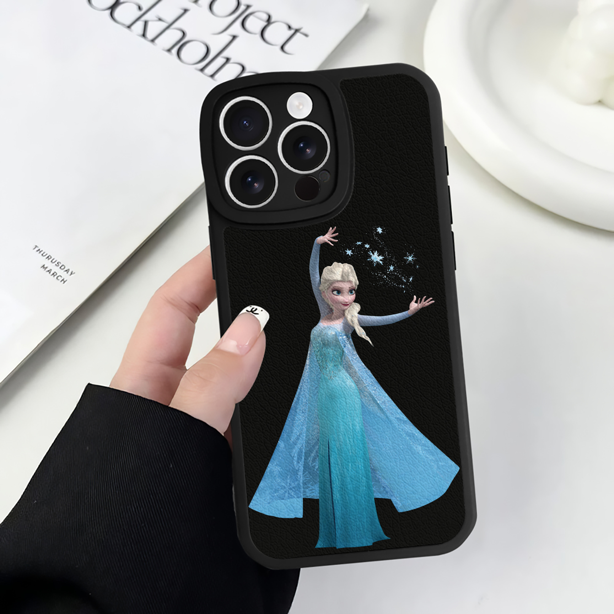 （画像用） アナと雪の女王 アンナ エルサ Frozen Anna Elsa 【iPhone 16シリーズ対応】シリコンスマホケース（レザー調） 材質：シリコン
